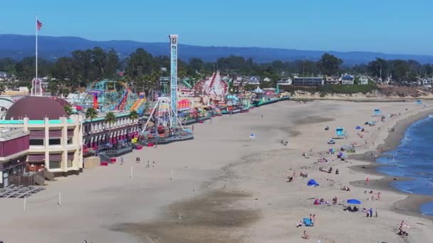 米国の太平洋岸によるサンタクルーズの休日の町の空中ビュー 歴史あるサンタクルーズビーチボードウォーク カリフォルニア州最古のアウトドアアアミューズメントパーク — ストック動画