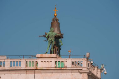 Venedik İtalya 'daki St. Marks Meydanı' nda antik astronomik saat Torre dell Orologio.