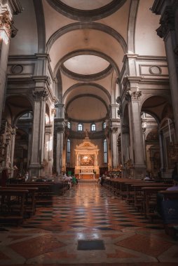 Sayısız kemer ve oturma yeri olan huzurlu ve huzurlu bir kilisenin içinde. Atmosfer sakin ve sakin. Venedik 'teki duvarlarda sanat eseri yok..