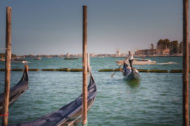 Venedik, İtalya 'daki Büyük Kanal' da Gondollar. Huzurlu ve huzurlu bir atmosfer. Suda yüzen gondollar ve arka planda şehir..