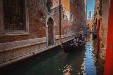 Sakin bir gondol büyüleyici bir şehir kanalında süzülerek romantik ve resimli bir sahne yaratıyor. Belirli konum, dönüm noktaları ve saat belirtilmemiş..