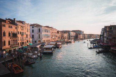 Venedik 'in romantizmini ve dinginliğini Büyük Kanal' daki bu muhteşem gondol görüntüsüyle yaşayın. Şehrin zengin tarihi ve eşsiz mimarisi güzel bir şekilde ele geçirildi..