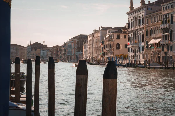 Szcenírozott Kilátás Grand Canal Velencében Olaszországban Nyugodt Nyugodt Atmoszféra Vízen — Stock Fotó