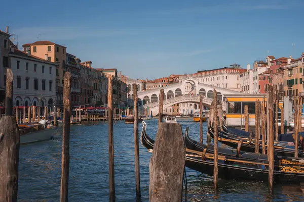 Szcenírozott Kilátás Nyílik Grand Canal Velencében Olaszországban Lehorgonyzott Gondolák Iconic — Stock Fotó