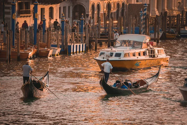 Gondolák Grand Canal Velencében Olaszországban Történelmi Vízi Mentén Suhanó Gondolák — Stock Fotó