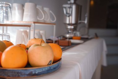 Bir tabak portakal, bir tabak kek ve bir fincan kahveyle Venedik 'teki bir otelin en yukarıdan görünüşü sıcak ve davetkar bir atmosfer yaratıyor..