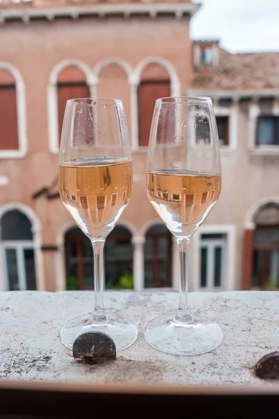 Two Elegant Wine Glasses Stone Ledge Mysterious Cityscape Background Possibly — Stock Photo, Image