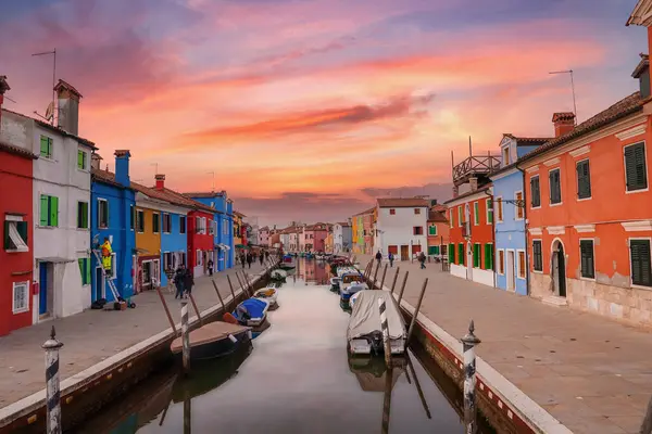 Burano, Venedik, İtalya 'nın büyüleyici kanallarını keşfedin. Su yolu boyunca uzanan renkli binaları gösteren bu manzarayla. Şehrin özünü gerçek Venedik tarzında tecrübe edin..