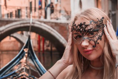 Venedik 'in romantizmini ve gizemini Venedik maskeli bir kadının bu büyüleyici görüntüsüyle yaşayın. Şehrin güzel kanalları ve mimarisinde gondol yolculuğunun tadını çıkarın..