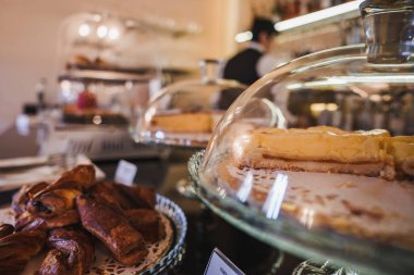 Fırında sergilenen çeşitli hamur işleri. Tezgahta taze pişmiş yiyecekler. Yerel bir dükkanda satılık tatlı ikram..