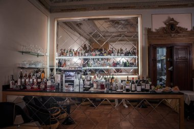 İçi karanlık ve kasvetli bir bar. Büyük bir ayna, şişeler ve bardaklar tezgahta. Atmosfer gizemli ve tanımsız. Çeşitli konsept ve tasarımlar için mükemmel..