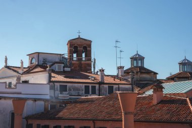 Açık gökyüzü olan güneşli bir şehir manzarası. Kayda değer bir işaret ya da su birikintisi yok. Sokakta araç yok..