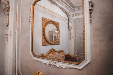 Süslü aynayla süslü bir odada Venedik tarzının ebedi zarafetini keşfedin. Herhangi bir tasarım projesine lüks katmak için mükemmel..