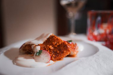 Lezzetli bir Venedik restoranında bir tabak yemek ve İtalya 'da bir masada bir bardak şarap eşliğinde leziz bir yemeğin tadını çıkarın..