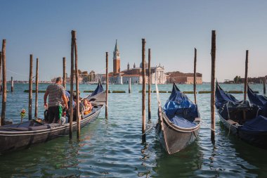Venedik 'in zamansız cazibesini sakin sularda yüzen mavi gondolların çarpıcı görüntüsüyle yaşayın..