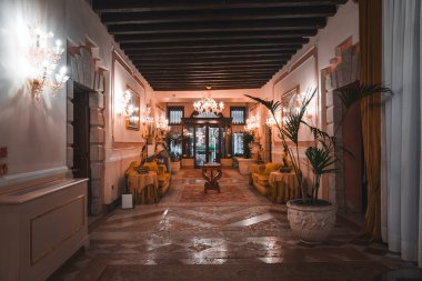 Venedik, İtalya 'da ahşap, fayanslı ve halı döşeli bir otel lobisi. Bu fotoğraf, orijinal Venedik tarzı sergilenen bir koleksiyonun parçası..