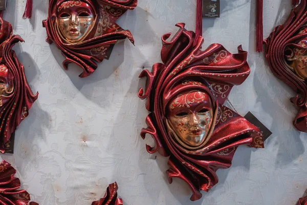 Exibição Máscaras Vermelhas Venezianas Uma Parede Mal Iluminada Apresentando Uma — Fotografia de Stock