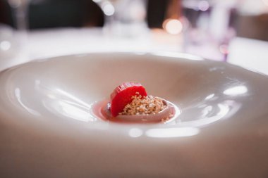 Masasında yemek olan sade ve zarif bir tabak. Gıda, mutfak ve konum belirtilmemiş. Görünürde kap kacak ya da simge yok.