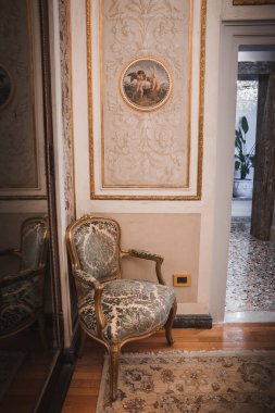 Venedik tarzı bir yatak odasının lüks ve sofistike ortamını Venedik, İtalya 'da bu zarif dekore edilmiş alanda yaşayın. Kendinizi yüksek kaliteli mobilyaların atmosferine daldırın