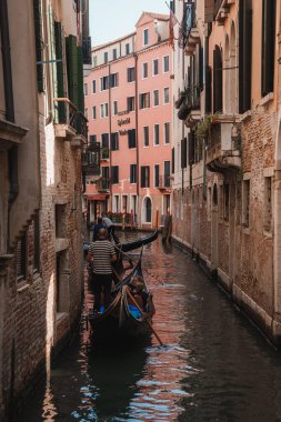 Venedik 'in huzurlu kanallarında süzülen sakin bir gondol, şehrin ünlü su yollarının ve geleneksel ulaşım biçiminin ebedi cazibesini ve güzelliğini yakalıyor..