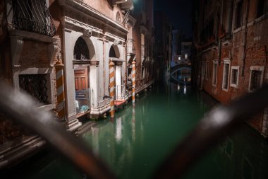 Venedik 'in romantik cazibesini bu nefes kesici kanal görüntüsüyle keşfet. Ilık sokak lambaları ikonik mimariyi aydınlatır ve sakin suya yansıtır..