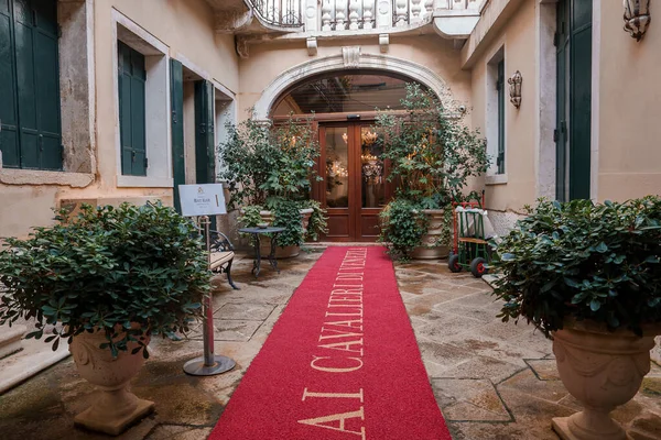 Exterieur Van Een Hotel Venetië Italië Met Een Rode Loper — Stockfoto