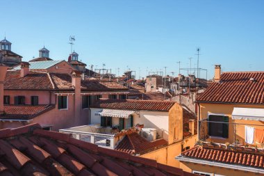 Venedik, İtalya 'nın sakin gündüz manzarası şehrin mimarisi ve çevresinin huzur dolu güzelliğini gözler önüne seriyor..