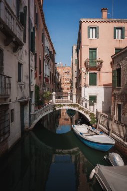 İki gondol Venedik, İtalya ile kanal. Mimari ve simgesel bir Venedik. Venedik gondol ile Venedik kartpostal.