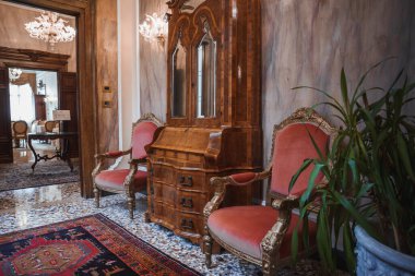 Venedik, İtalya 'da lüks bir otel olan Villa Persone' nin lüks ve lüks iç mekanını deneyin. Fotoğraf, otelin Venedik tarzını gözler önüne sererek lobinin süslü dekorunu yakalıyor..