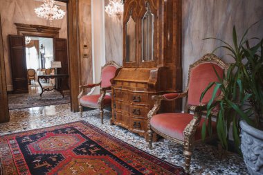 İtalya, Venedik 'teki Palazzo Giacomo' da lüks bir deneyim. Zarif lobide sofistike ve varlıklı bir atmosfer yaratan dekoratif mobilyalar, avizeler ve doğu halıları yer alıyor..