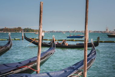 Birkaç siyah gondol İtalya, Venedik 'in huzurlu sularına yanaştı. Hiçbir insan görünmüyor ve sakin atmosfer sakin bir hava yaratıyor..