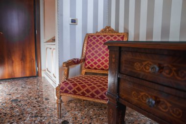 Venedik, İtalya 'daki Palazzo Santa Maria' da lüks ve zarif Venedik tarzını deneyin. Bu odada mermer döşeme ve minimalist yatak var..