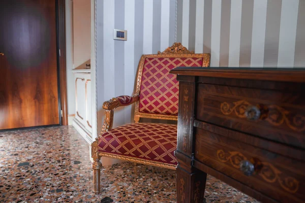 イタリアのヴェネツィアのパラッツォサンタマリアで豪華でエレガントなヴェネツィアスタイルを体験してください 大理石フローリング ミニマリストベッドが備わる客室です — ストック写真