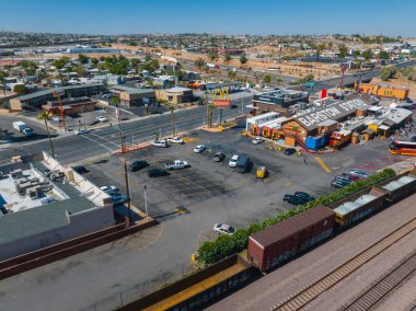 Barstow 'un havadan görünüşü, hareketli kasabaları modern binaları, yolları ve Barstow Motel gibi yerleri, açık mavi gökyüzünün altında yarı kurak bir arazide sergiliyor..