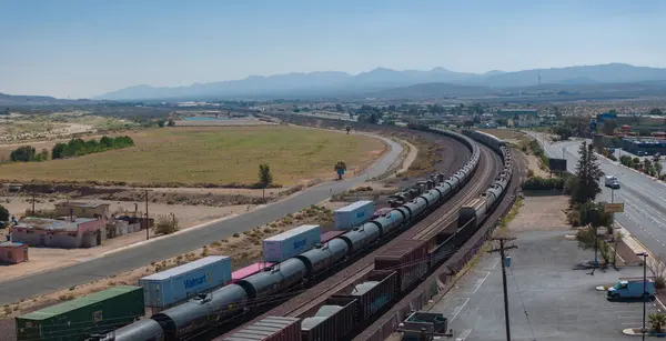 Elevated View Long Freight Train Traversing Barstows Scenic Landscape Clear — Stock Photo, Image