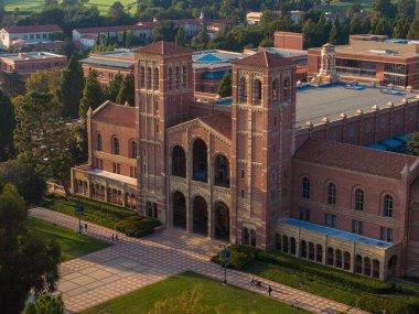 UCLA kampüsünün havadan görünüşü Royce Hall 'un merkez sahnesi, Romanesk mimarisi, yeşil alanlar, ve Westwood kentsel zemin altın sabah - öğleden sonra ışığı.
