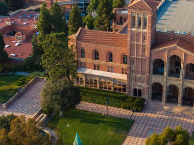 Kulesi, kemerli pencereleri ve ABD 'de manikürlü çimlerle ve patikalarla çevrili görkemli girişi olan bir Roma Uyanış Üniversitesi binasının havadan görünüşü..