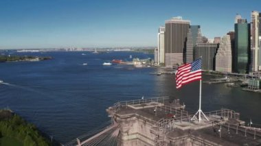 New York, ABD 'deki Brooklyn Köprüsü' nün tepesinde Amerikan bayrağı.