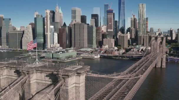 New York Abd Deki Brooklyn Köprüsü Nün Tepesinde Amerikan Bayrağı — Stok video