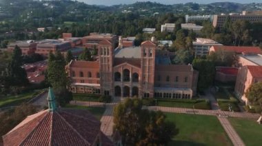 UCLA kampüsünün havadan görünüşü Royce Hall 'un merkez sahnesi, Romanesk mimarisi, yeşil alanlar, ve Westwood kentsel zemin altın sabah - öğleden sonra ışığı.