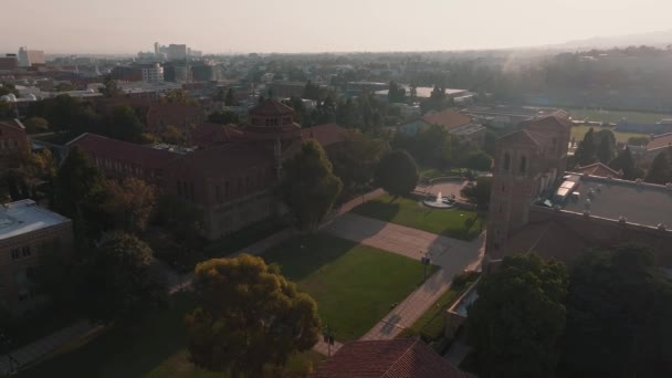 Letecký Pohled Univerzitní Areál Ucla Jevištěm Royce Hall Románskou Architekturou — Stock video