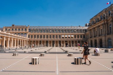 Fransız Barok mimarisinin yer aldığı Versailles Sarayı 'nın güneşli manzarası.