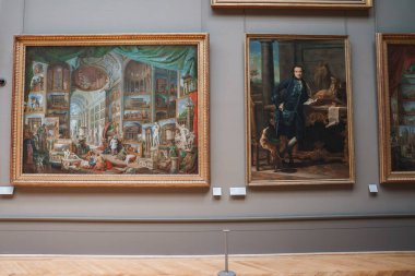 Tarihsel konuları Rönesans tarzında tasvir eden üç büyük siyah beyaz tablo, aydınlık bir müze odasında asılı duruyor..