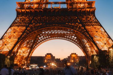 Paris 'teki Eyfel Kulesi' nin alçak açılı görüntüsü alacakaranlıkta değişen bir gökyüzü ile aydınlandı..