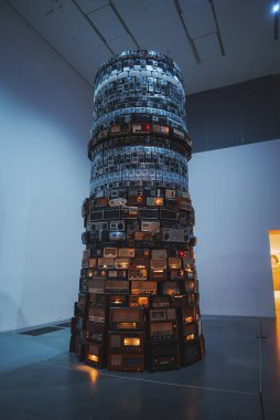 Tate Modern Müzesi 'nde Babel' i aydınlattım. Sanat galerisinde analog radyolar üst üste yığılmış. Londra 'nın sergi merkezinde heykel kurulumu.