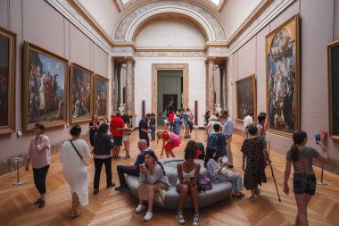 Paris, Fransa 'daki Louvre Müzesi' nin içi büyük bir grup insanla dolu..