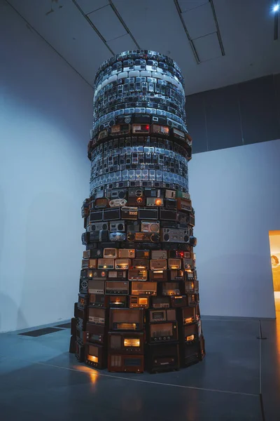 テイト モダン ミュージアムでライトアップされたバベル アートギャラリーの層に積まれたアナログラジオ ロンドンの展示センターの彫刻インスタレーション — ストック写真