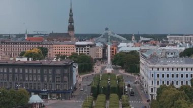 Riga şehrinin güzel hava manzarası - Letonya 'nın başkenti. Özgürlük Anıtı Milda - Letonya 'nın özgürlük sembolü.