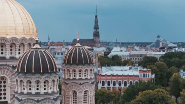 Riga şehrinin güzel hava manzarası - Letonya 'nın başkenti. İsa Katedrali - Ünlü Kilise ve Tarihi Yer