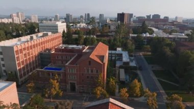 UCLA kampüsünün havadan görünüşü Royce Hall 'un merkez sahnesi, Romanesk mimarisi, yeşil alanlar, ve Westwood kentsel zemin altın sabah - öğleden sonra ışığı.